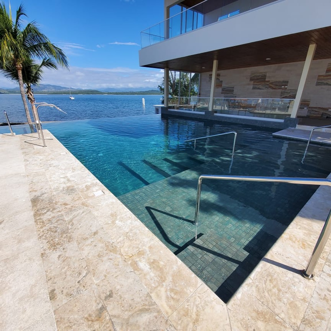 Piscina moderna en un deck de madera